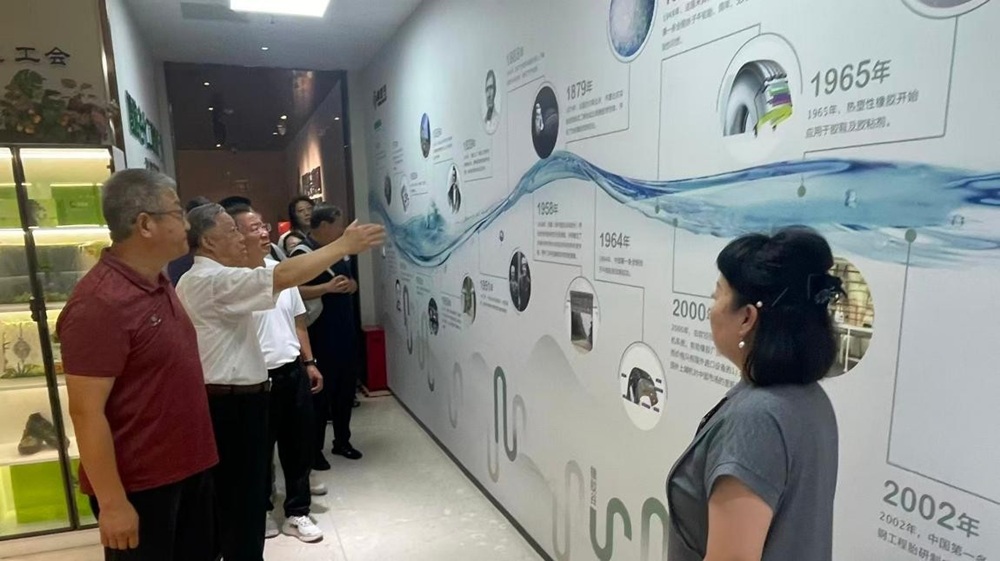 校企同心 文化联动——教职工海鸥合唱团赴橡胶谷和赛轮集团开展考察交流和健步行活动